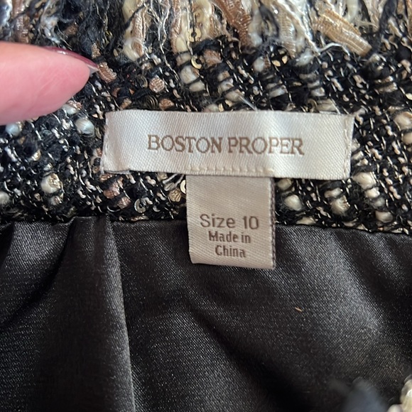 Women’s tweed skirt. Zipper up rear with zipper detail on bottom and fringe. - Picture 3 of 5